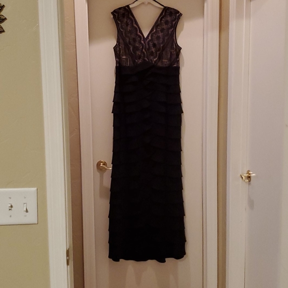 Elegant Evening Gown - Picture 4 of 4